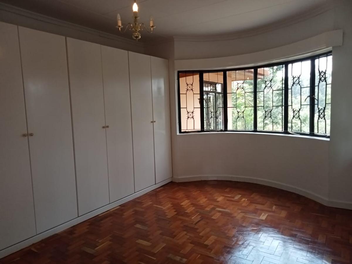 4 Bed House with En Suite in Rosslyn - 11