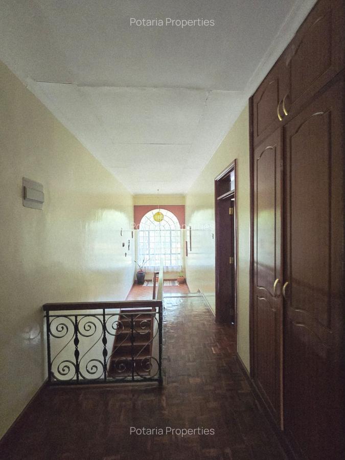 4 Bed Townhouse with En Suite in Brookside - 17