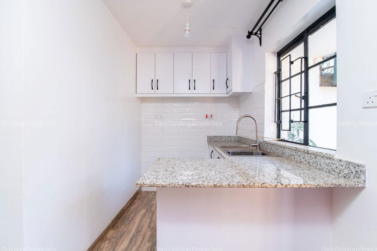 1 Bed Apartment with En Suite in Kilimani - 2