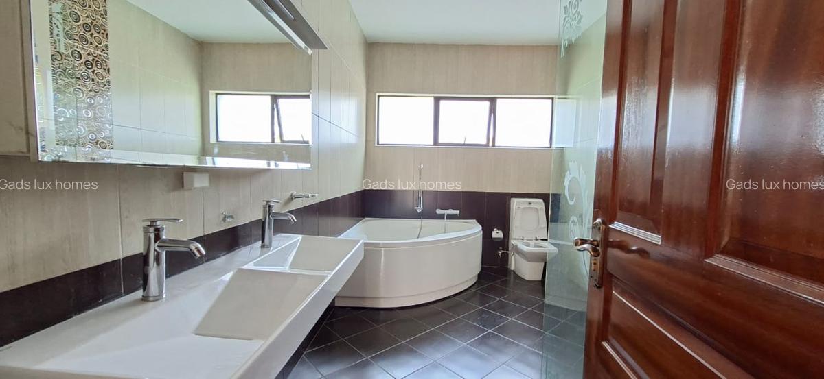 4 Bed Villa with En Suite at Westlands - 5