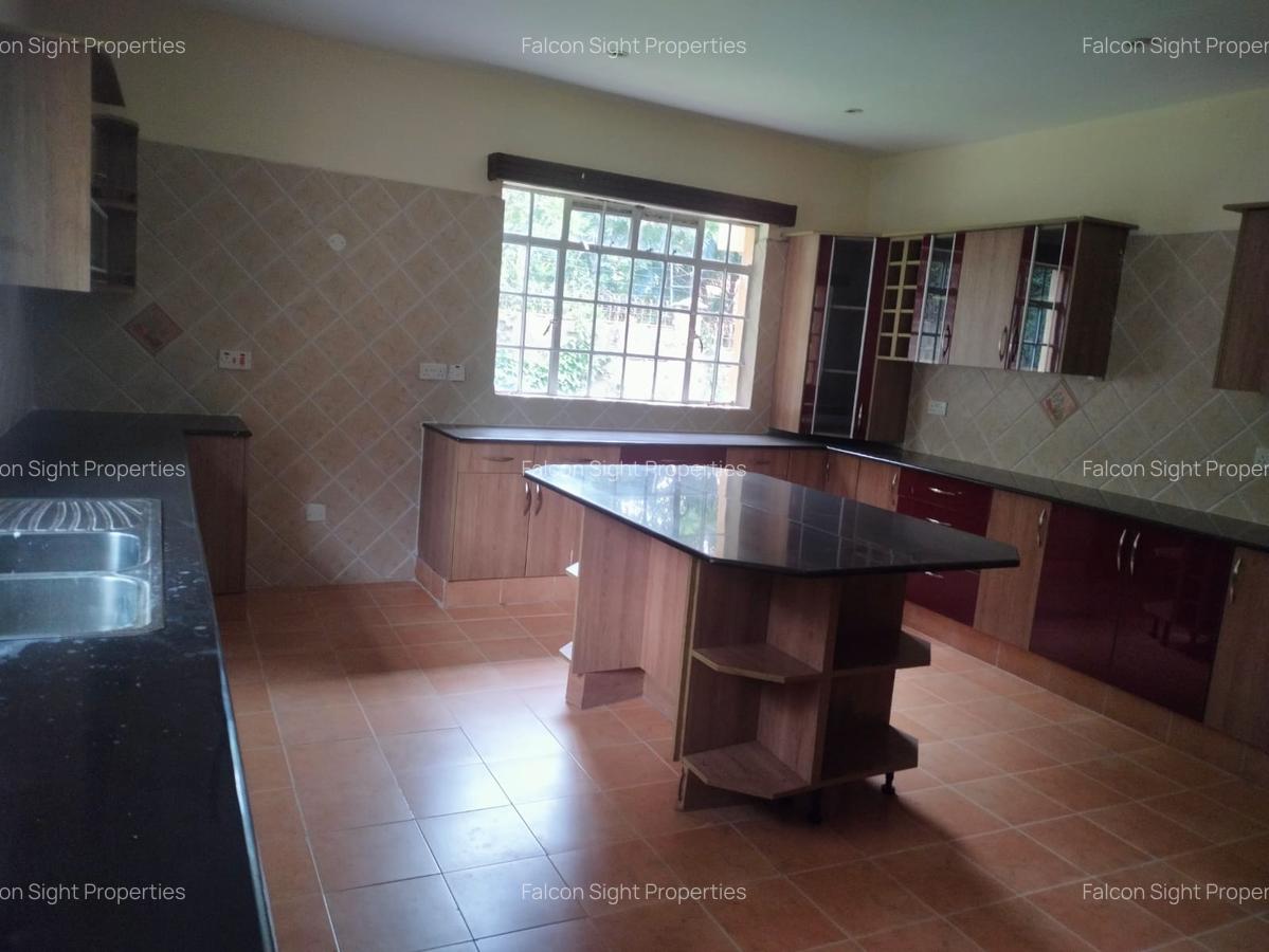 4 Bed Townhouse with Walk In Closet in Spring Valley - 3