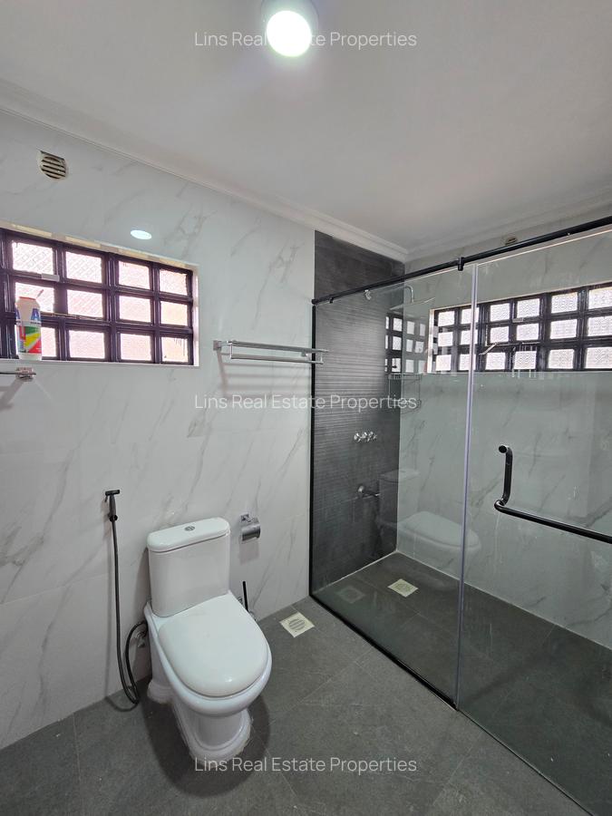4 Bed House with En Suite in Lavington - 11