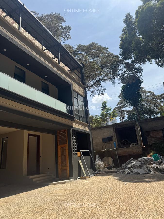 4 Bed Villa with En Suite at Westlands - 5