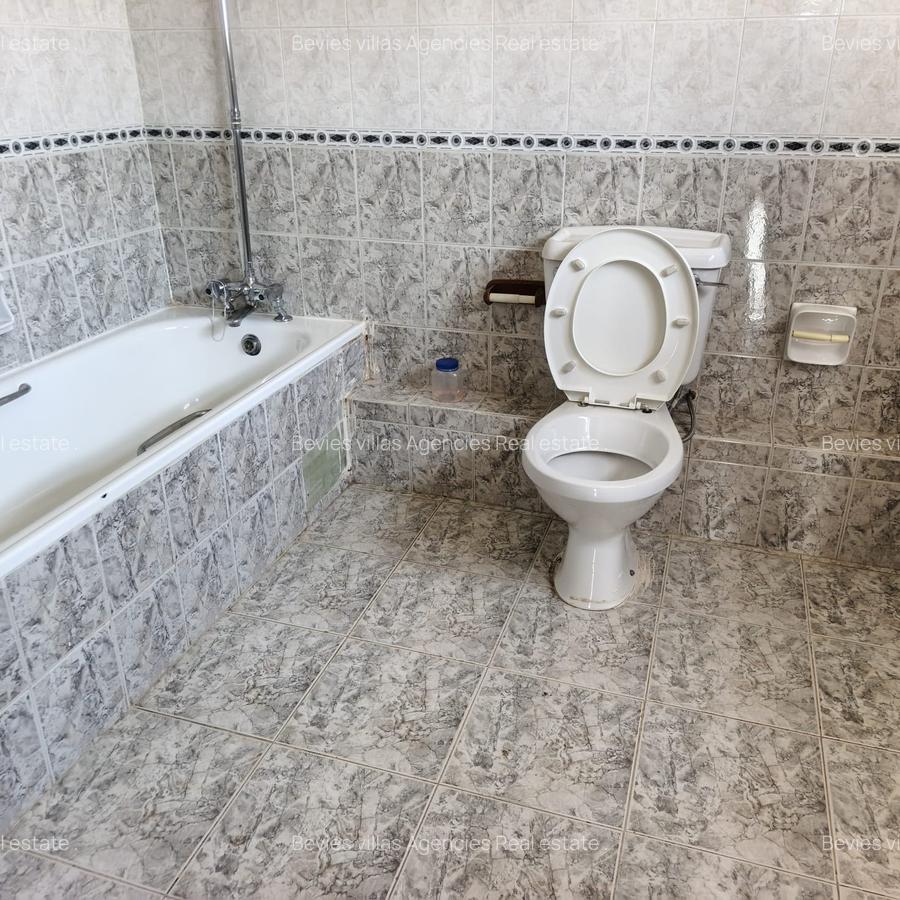 5 Bed Villa with En Suite in Spring Valley - 4