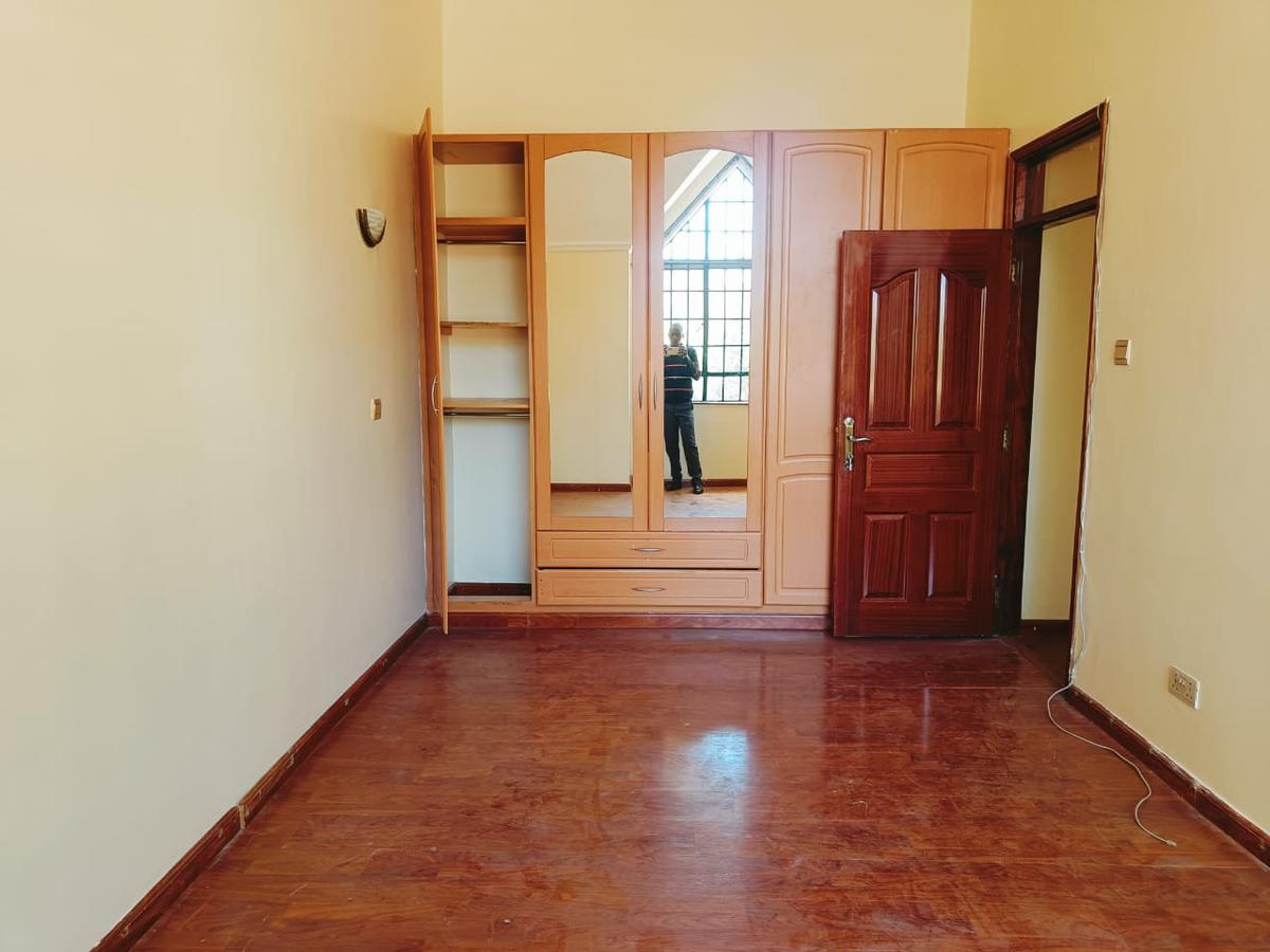 5 Bed House with En Suite in Lavington - 11