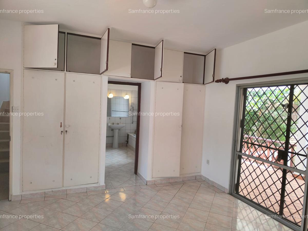 4 Bed Villa with En Suite at Links Road - 5