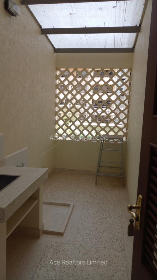 3 Bed Apartment with En Suite at 2Nd Parklands Avenue Nairobi - 3