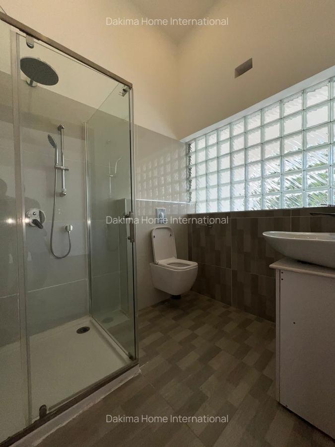 6 Bed House with En Suite in Runda - 17