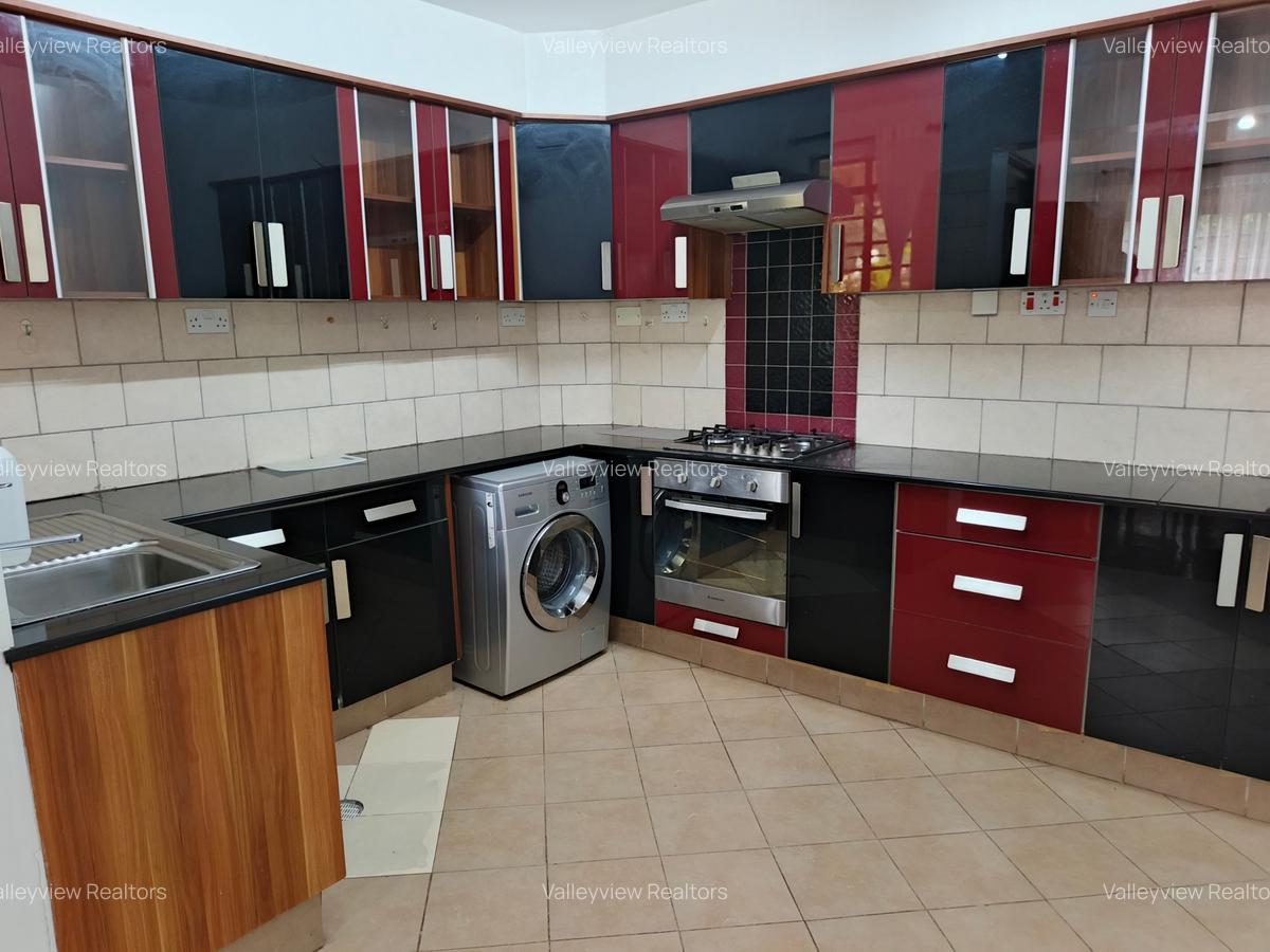 3 Bed Villa with En Suite at Lavington - 11