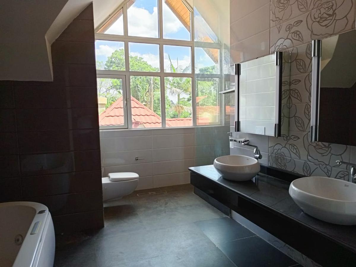 5 Bed House with En Suite in Runda - 8