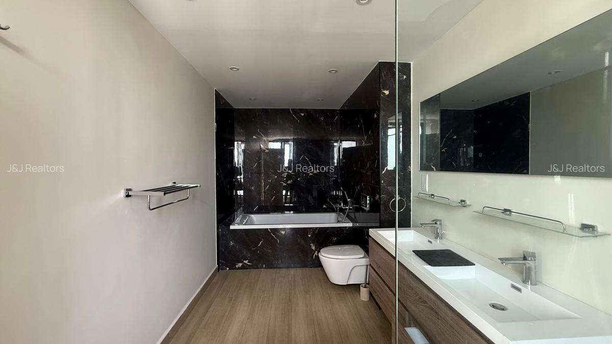 4 Bed Apartment with En Suite in Riverside - 17