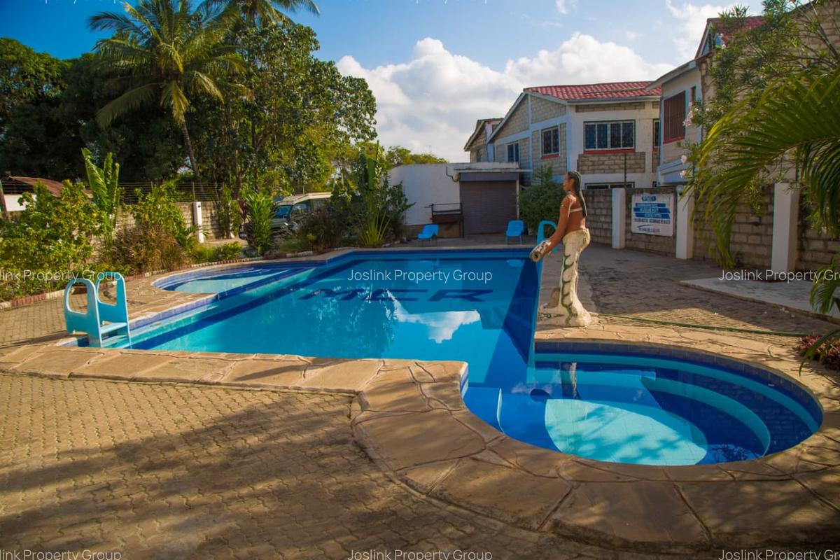 Serviced 10 Bed Apartment with En Suite in Nyali Area - 1