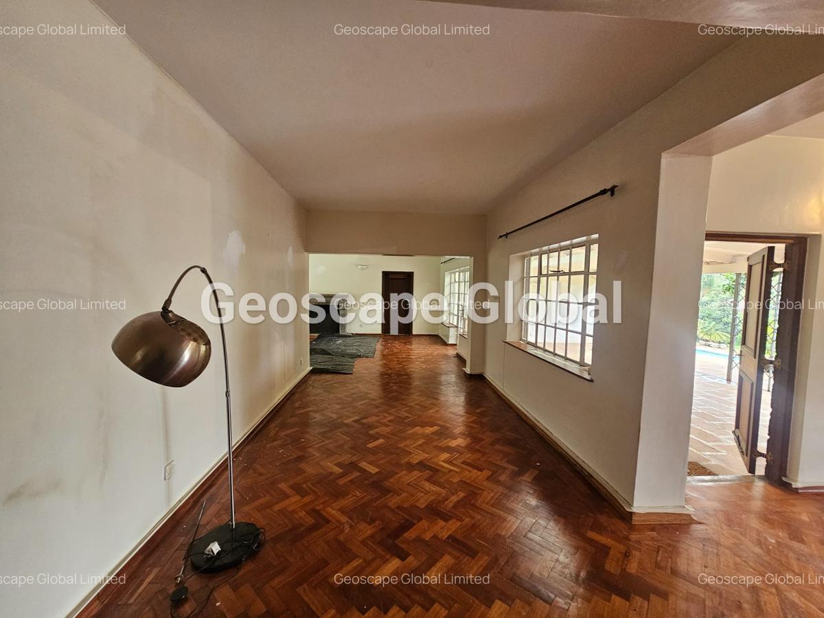 5 Bed House with En Suite in Ridgeways - 13