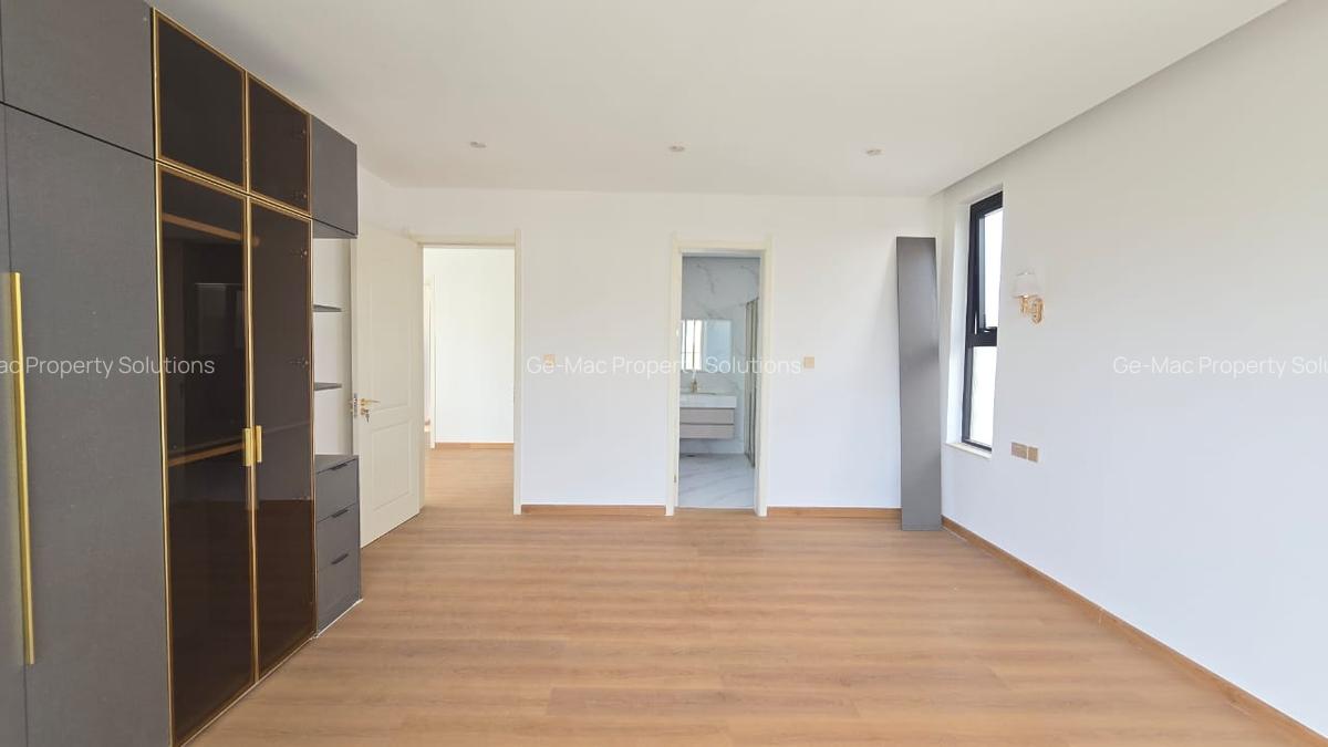 5 Bed House with En Suite in Lavington - 12