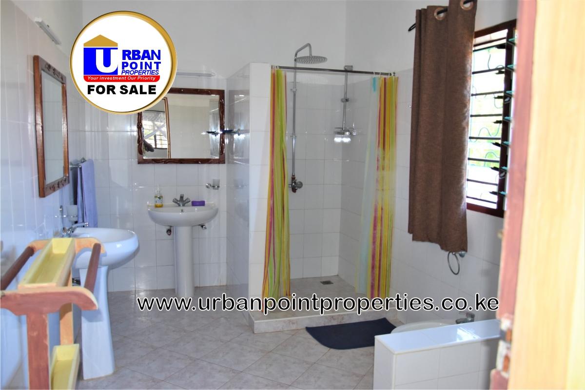 6 Bed House with En Suite in Watamu - 5