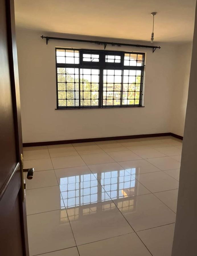 4 Bed Apartment with En Suite in Parklands - 2