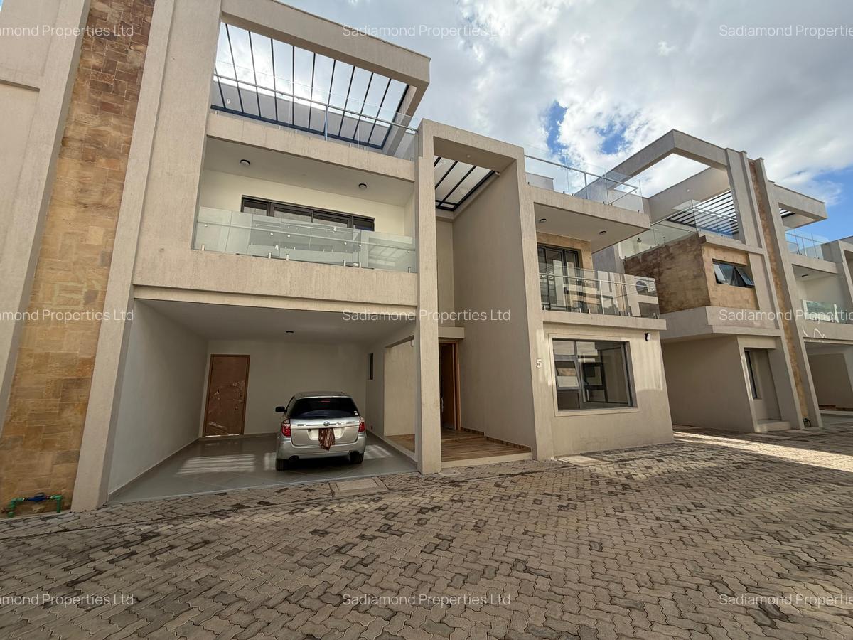6 Bed Villa with En Suite in Lavington - 1