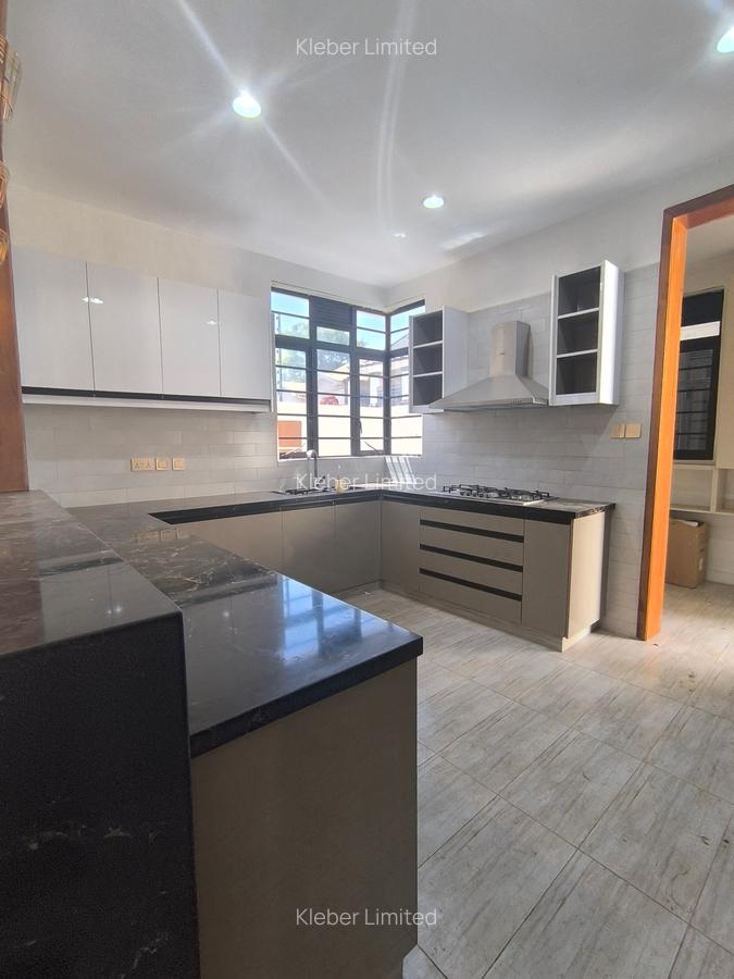 4 Bed House with En Suite in Membley - 5