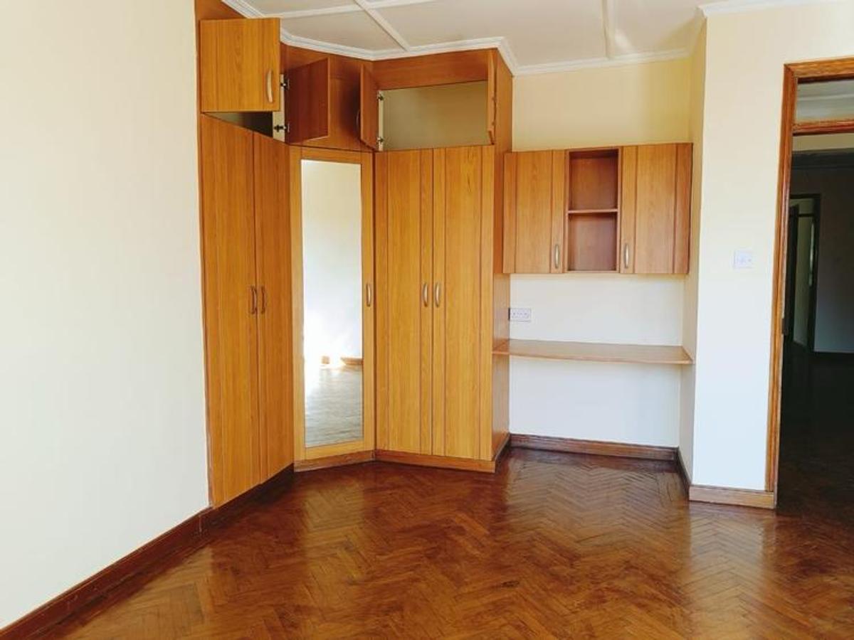 5 Bed Townhouse with En Suite at Lavington - 10