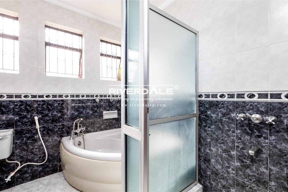 5 Bed Townhouse with En Suite in Brookside - 10