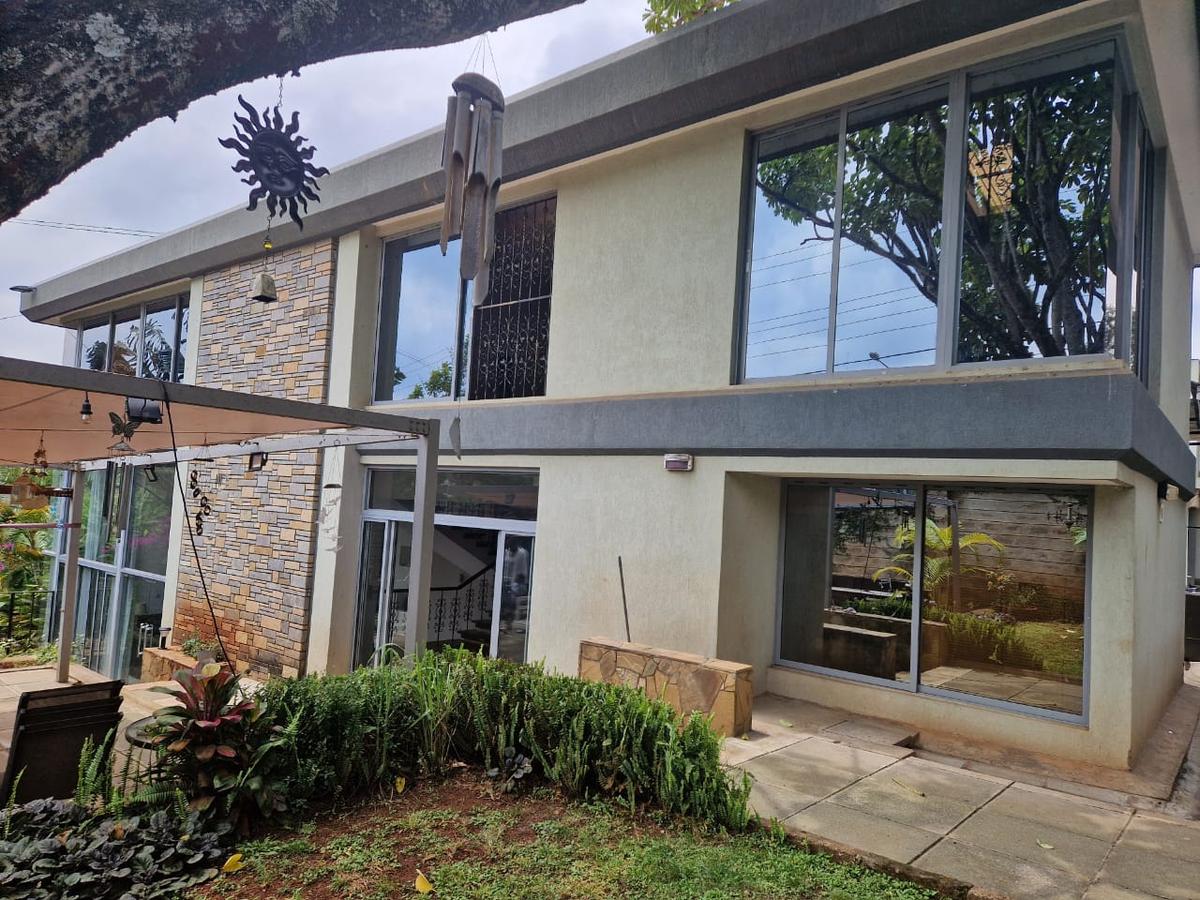 5 Bed House with En Suite in Lavington - 1