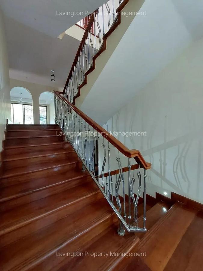 5 Bed House with En Suite at Lavington Green - 3