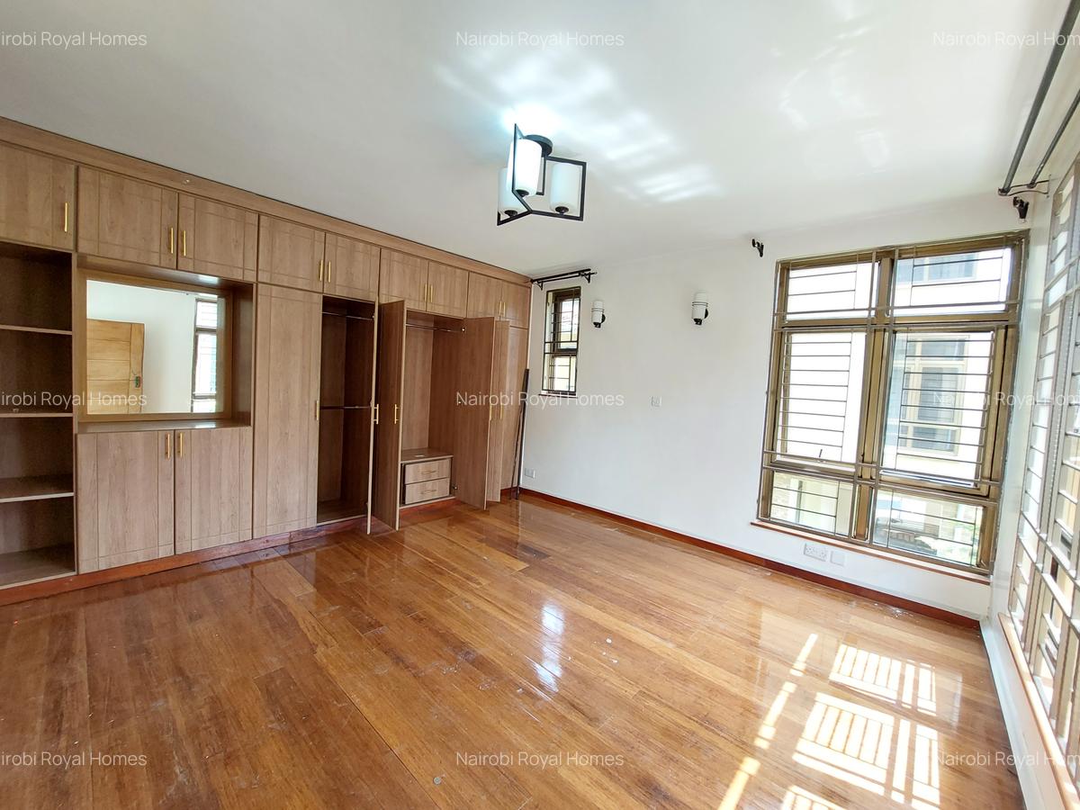 5 Bed Townhouse with En Suite at Lavington Lane - 10