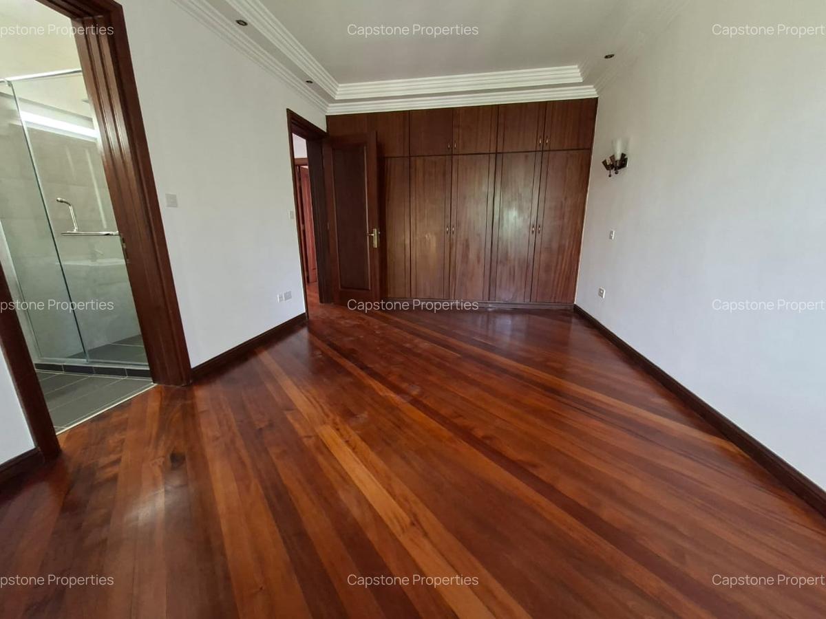 4 Bed Townhouse in Ridgeways - 16