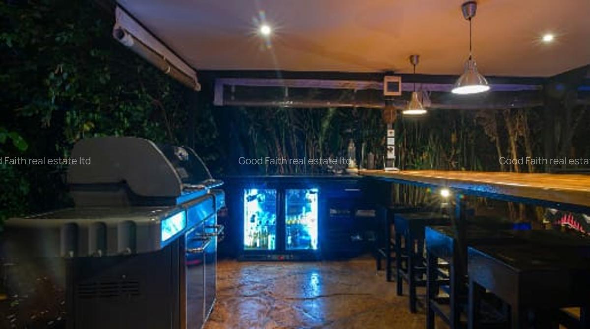 5 Bed House with En Suite in Runda - 4