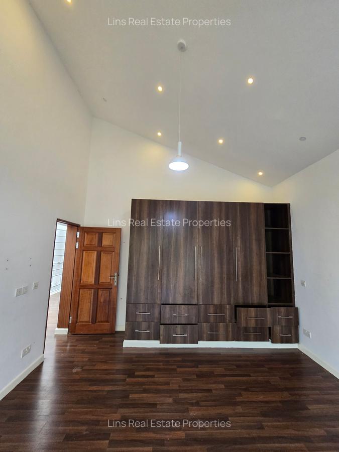 5 Bed House with En Suite in Runda - 12