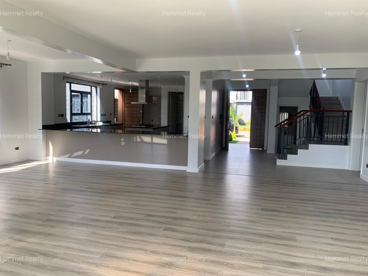 5 Bed Townhouse with En Suite in Runda - 3