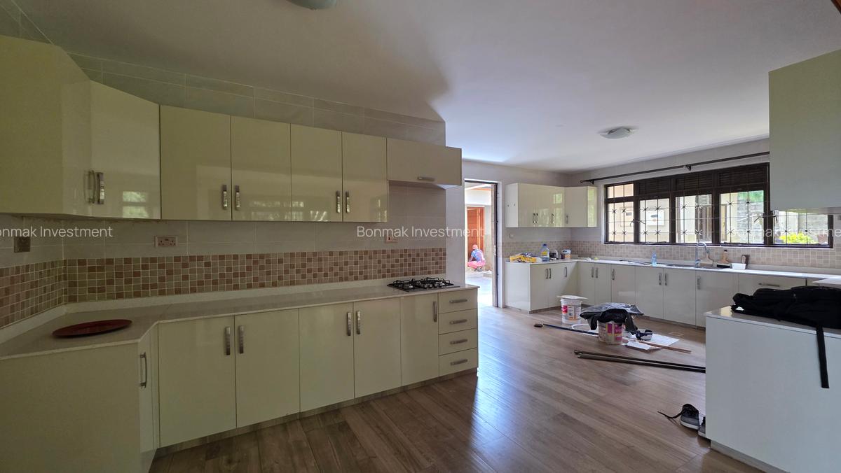 5 Bed Townhouse with En Suite at Lavington Green - 5