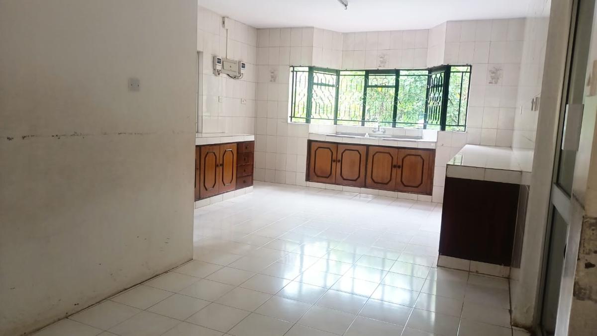 5 Bed House with En Suite in Lavington - 18