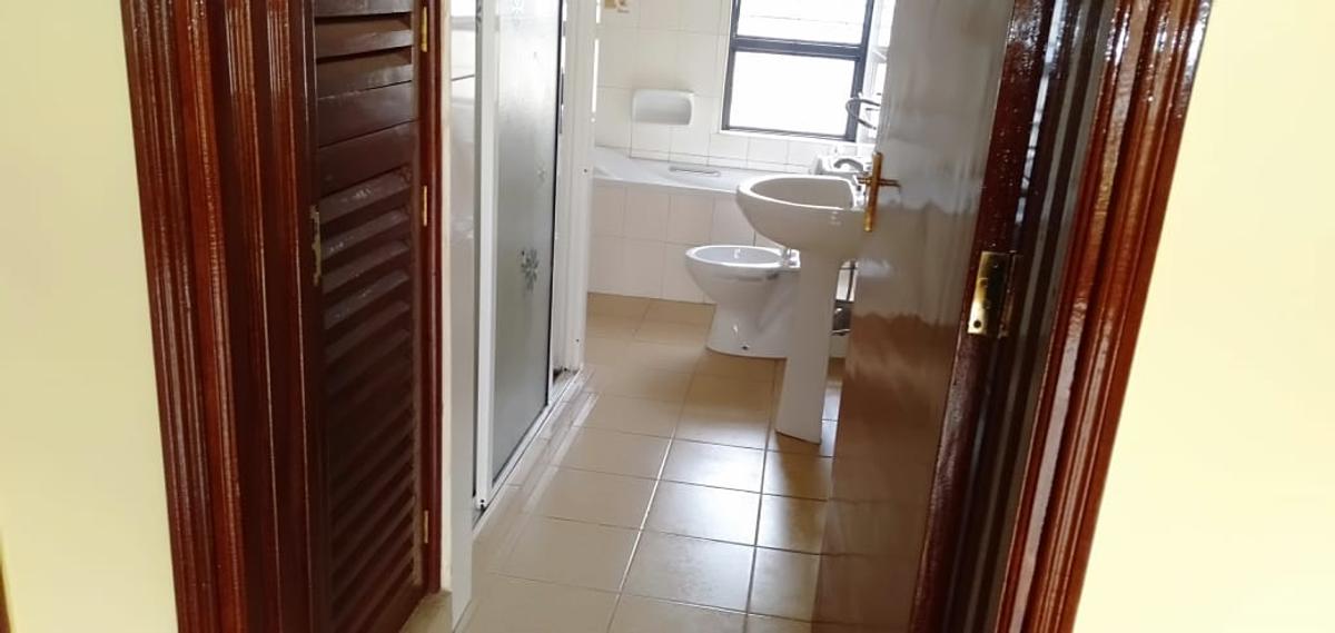 5 Bed Townhouse with En Suite at Westlands - 16