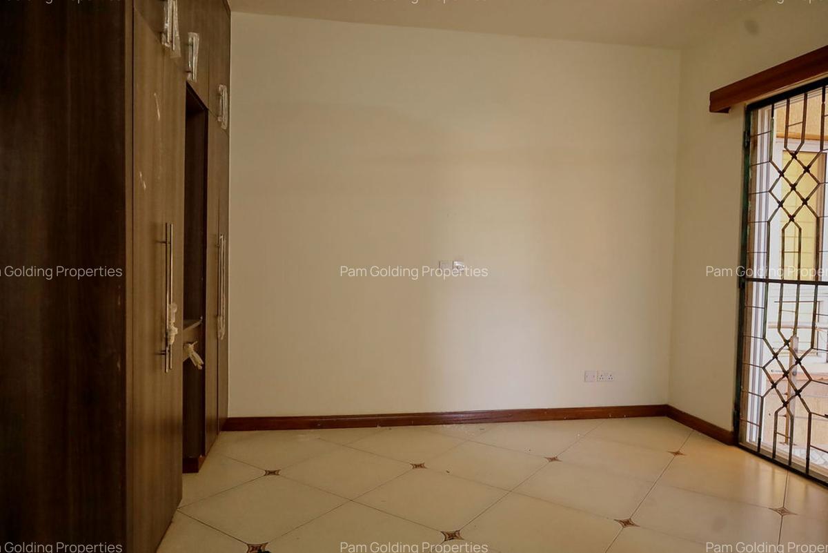 4 Bed Apartment with En Suite at 1St Avenue - 8