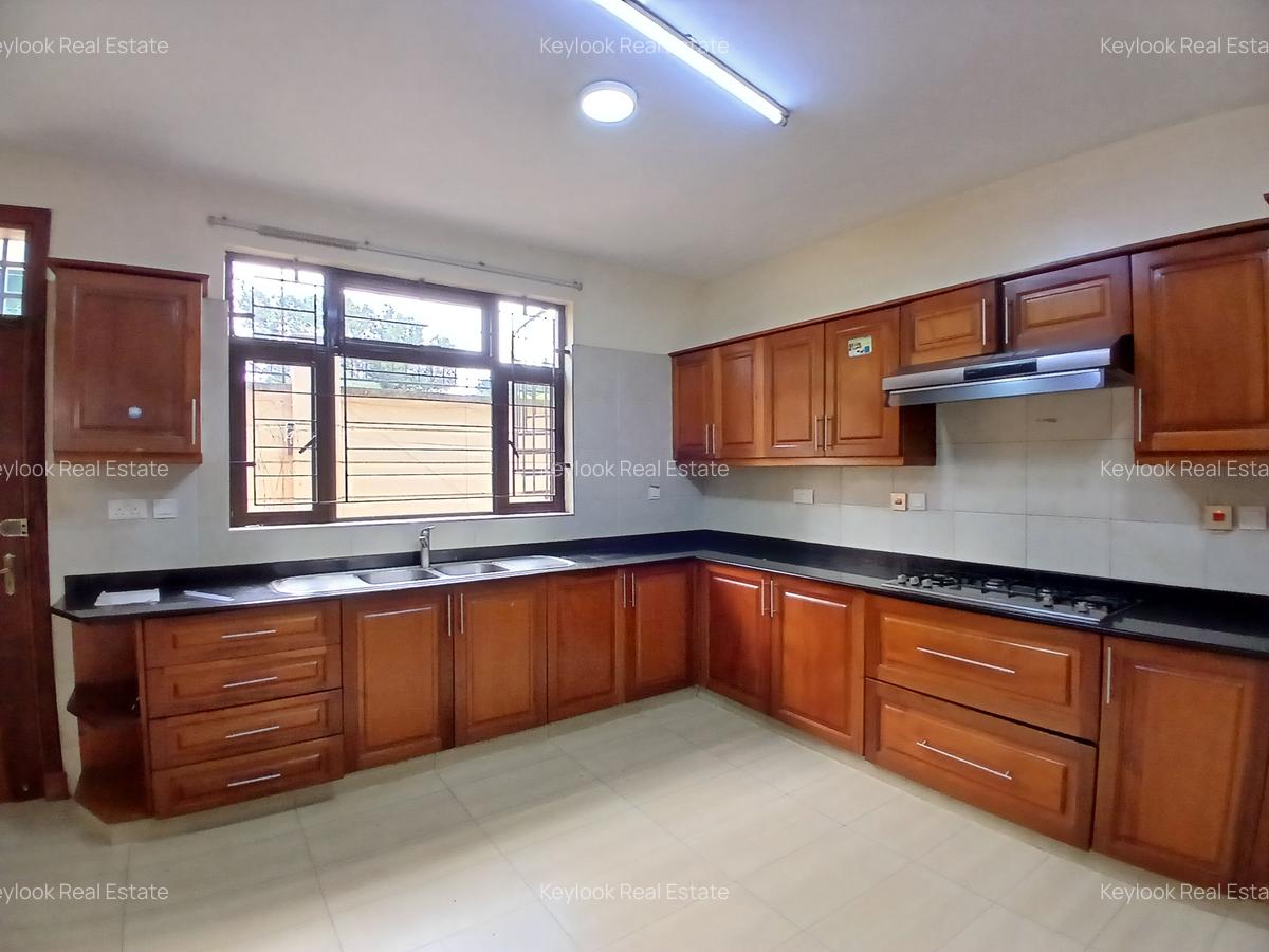 5 Bed Townhouse with En Suite in Lavington - 17