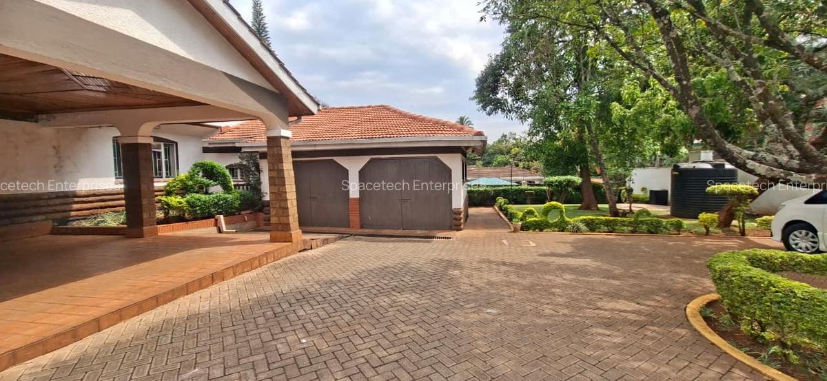 4 Bed House with En Suite in Rosslyn - 2