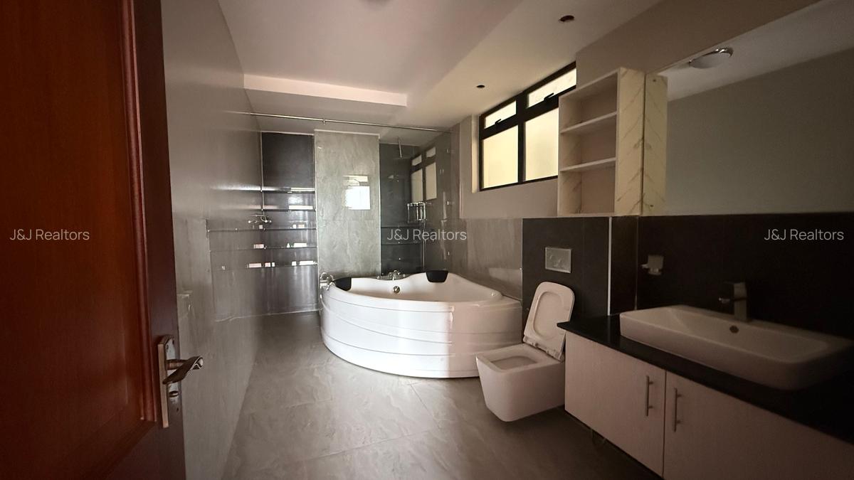 3 Bed Apartment with En Suite in Riverside - 15