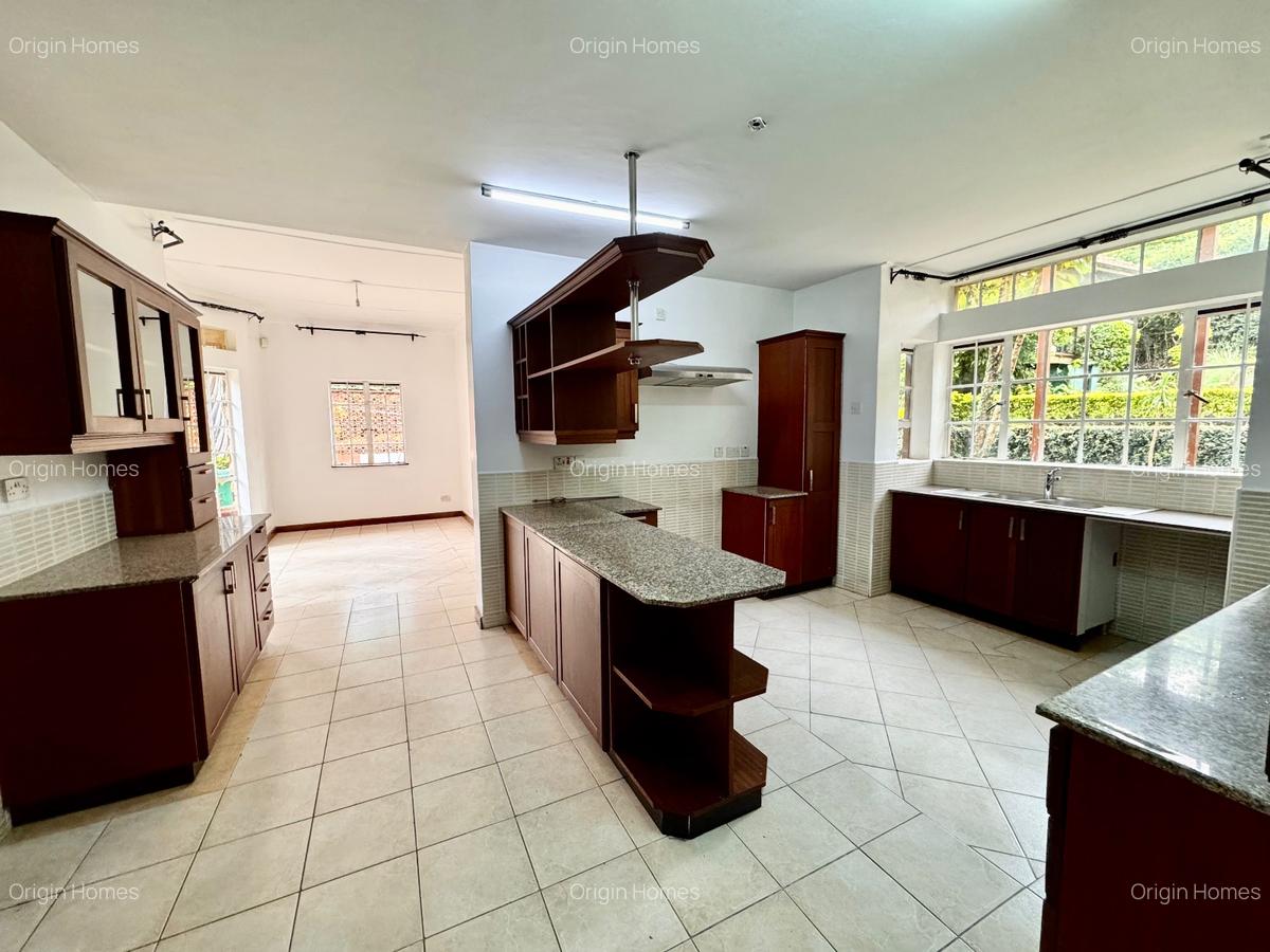 5 Bed House with En Suite at Rosslyn - 8