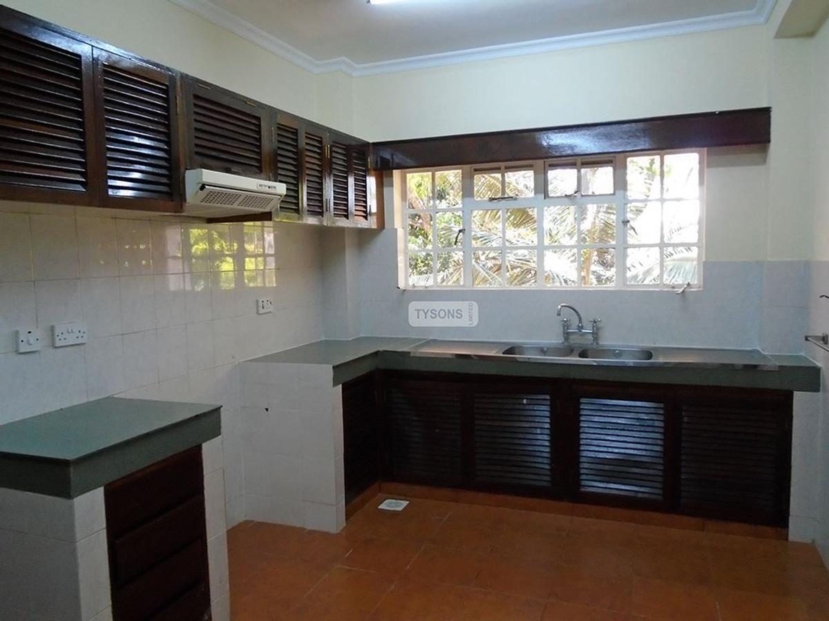 3 Bed Apartment with En Suite in Lavington - 10