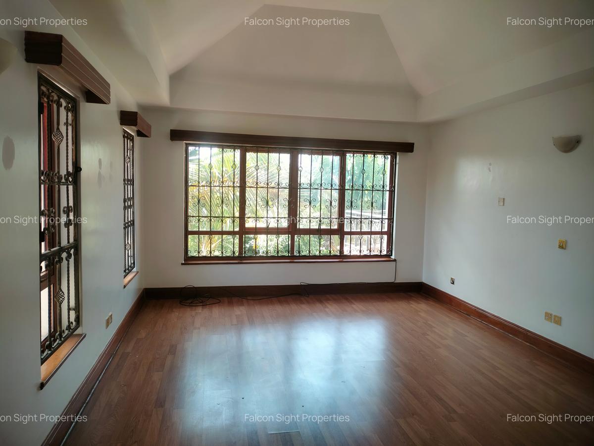 5 Bed Townhouse with En Suite at Few Minutes Drive To Gigiri - 14