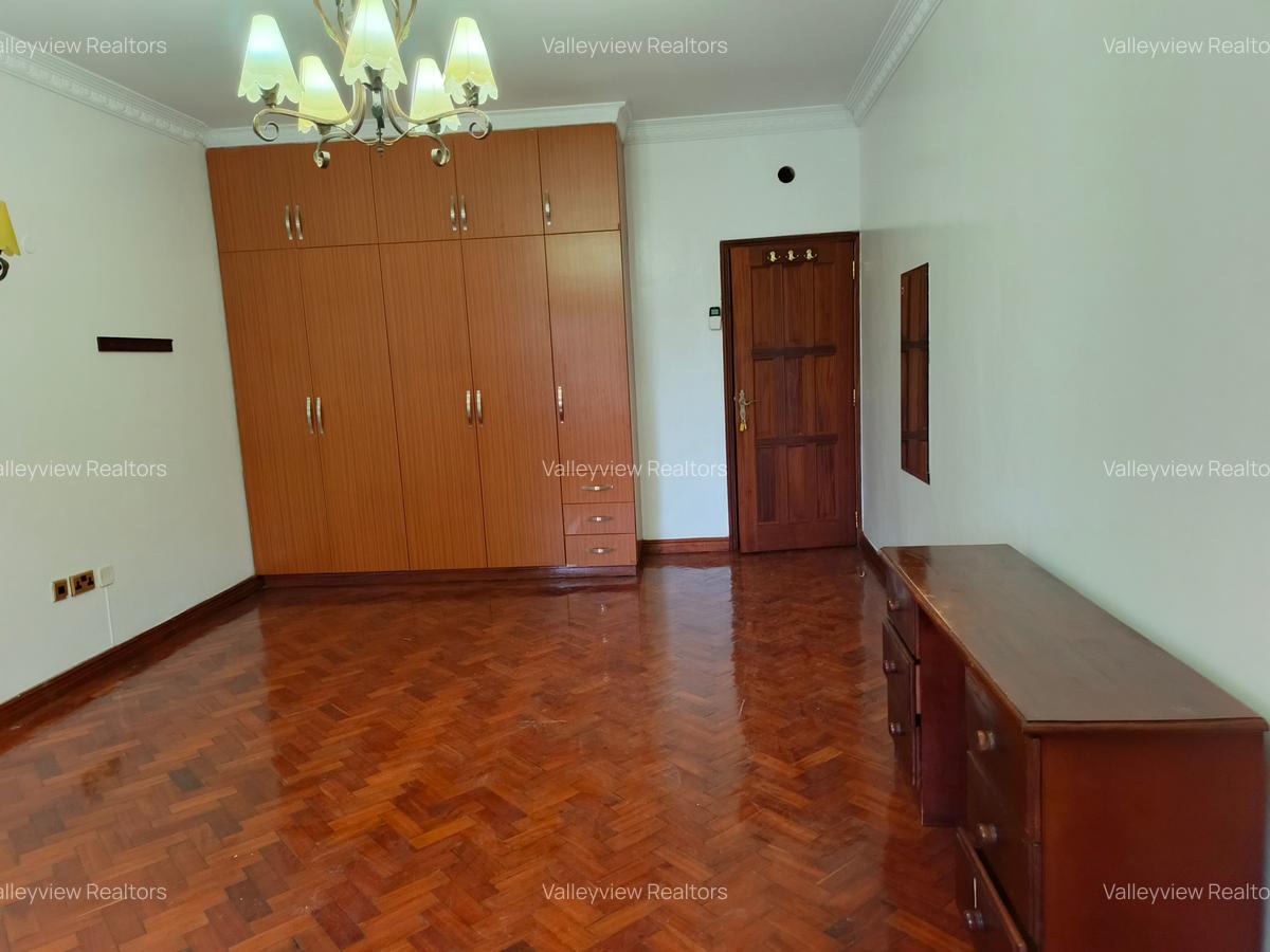 4 Bed Townhouse with En Suite at Lavington - 20