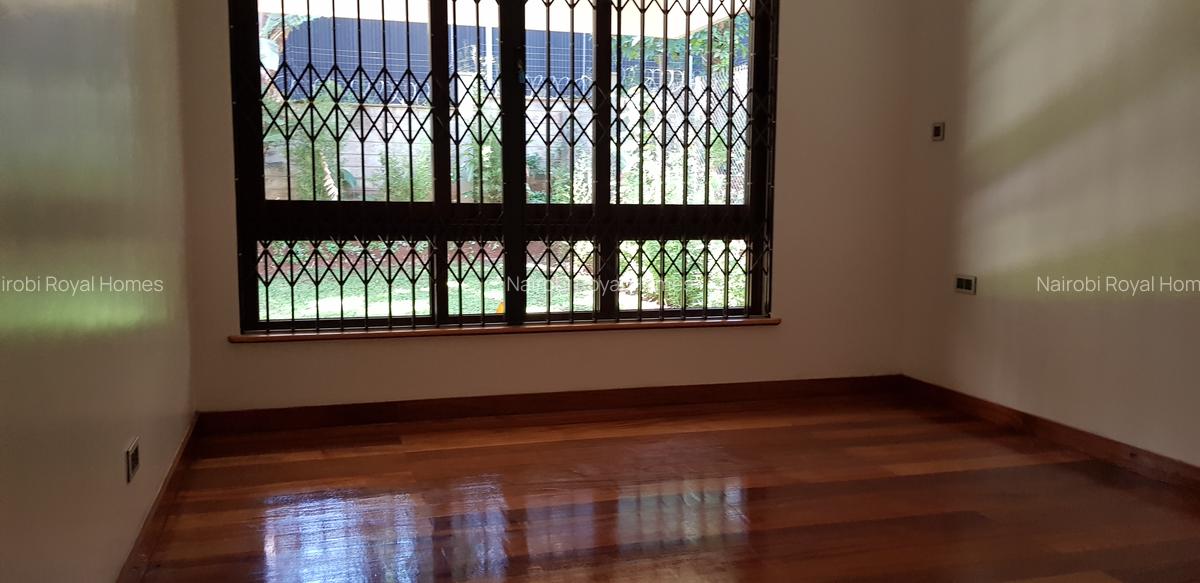 6 Bed Townhouse with En Suite at Lavington Green - 14