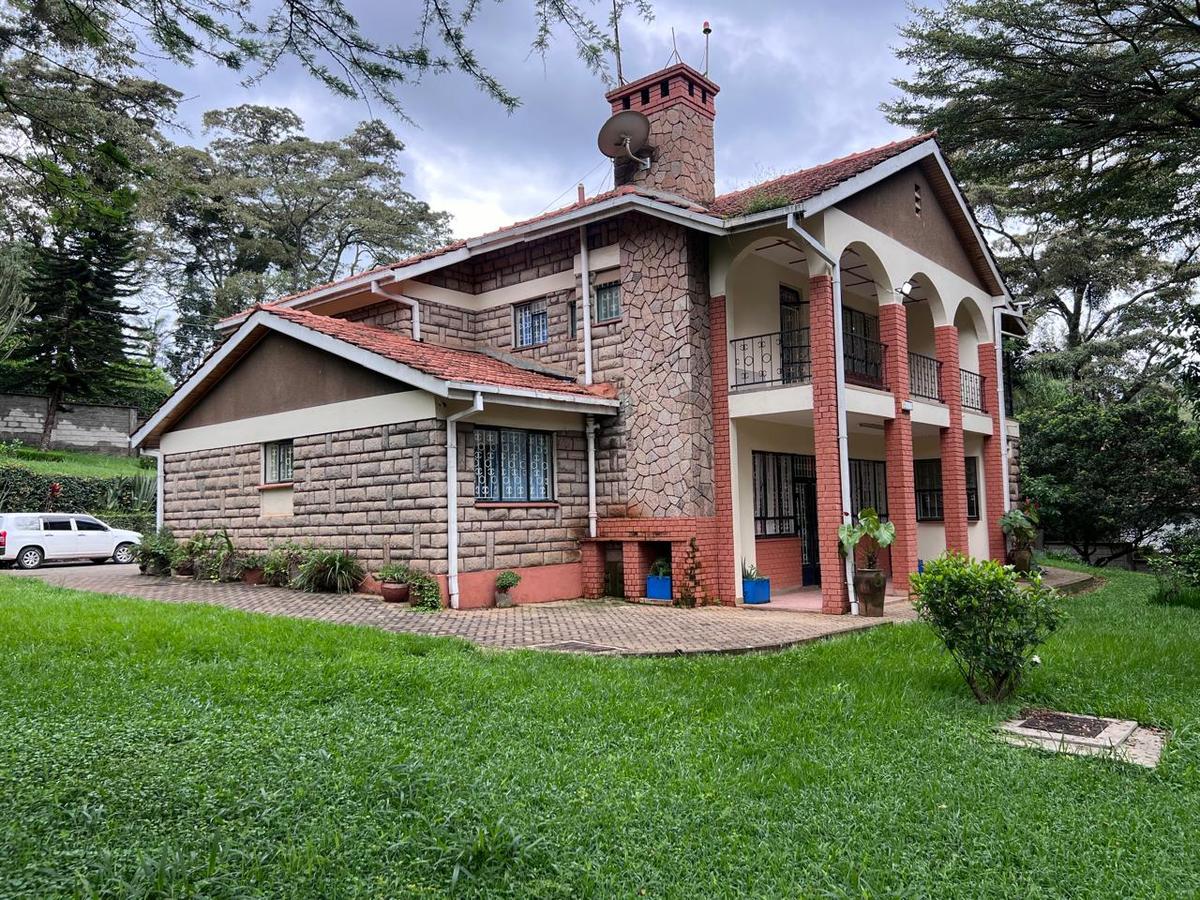 5 Bed House with En Suite in Lavington - 1