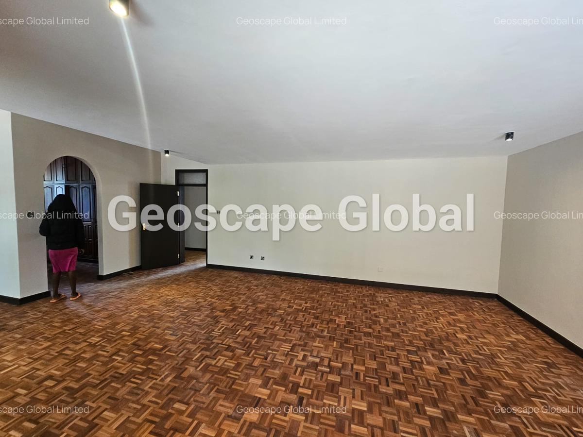 5 Bed House with En Suite in Spring Valley - 11