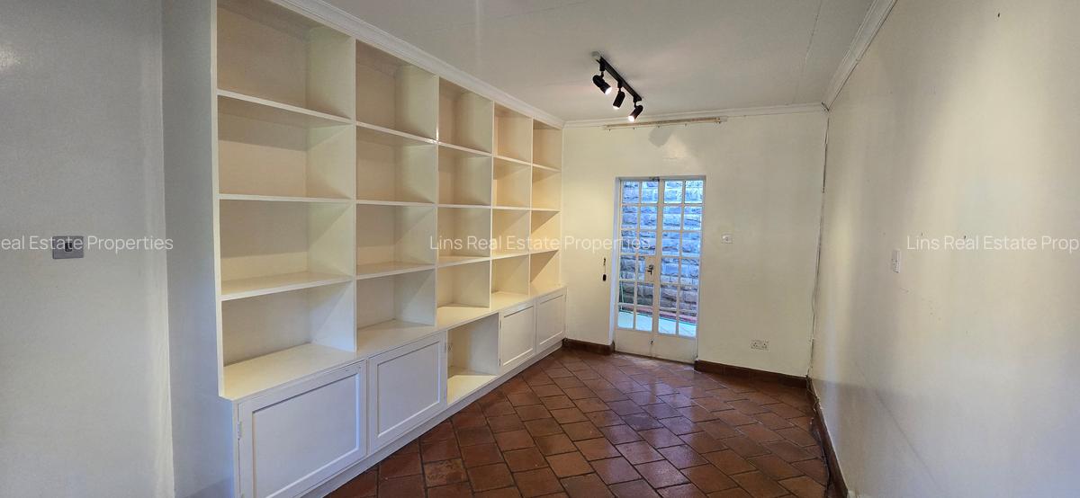 4 Bed House with En Suite in Lavington - 14