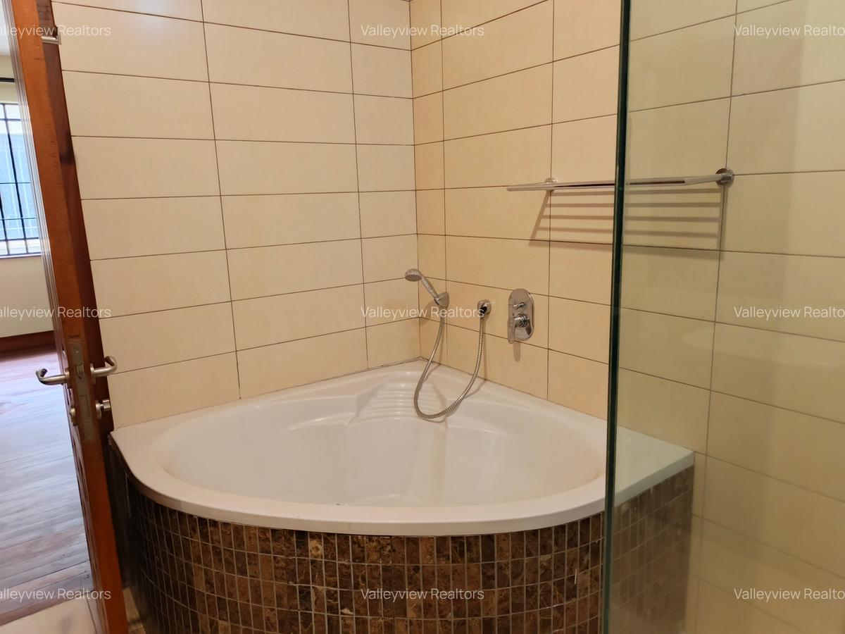 5 Bed Townhouse with En Suite at Lavington - 18