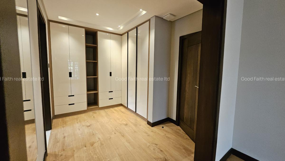 5 Bed House with En Suite in Runda - 10