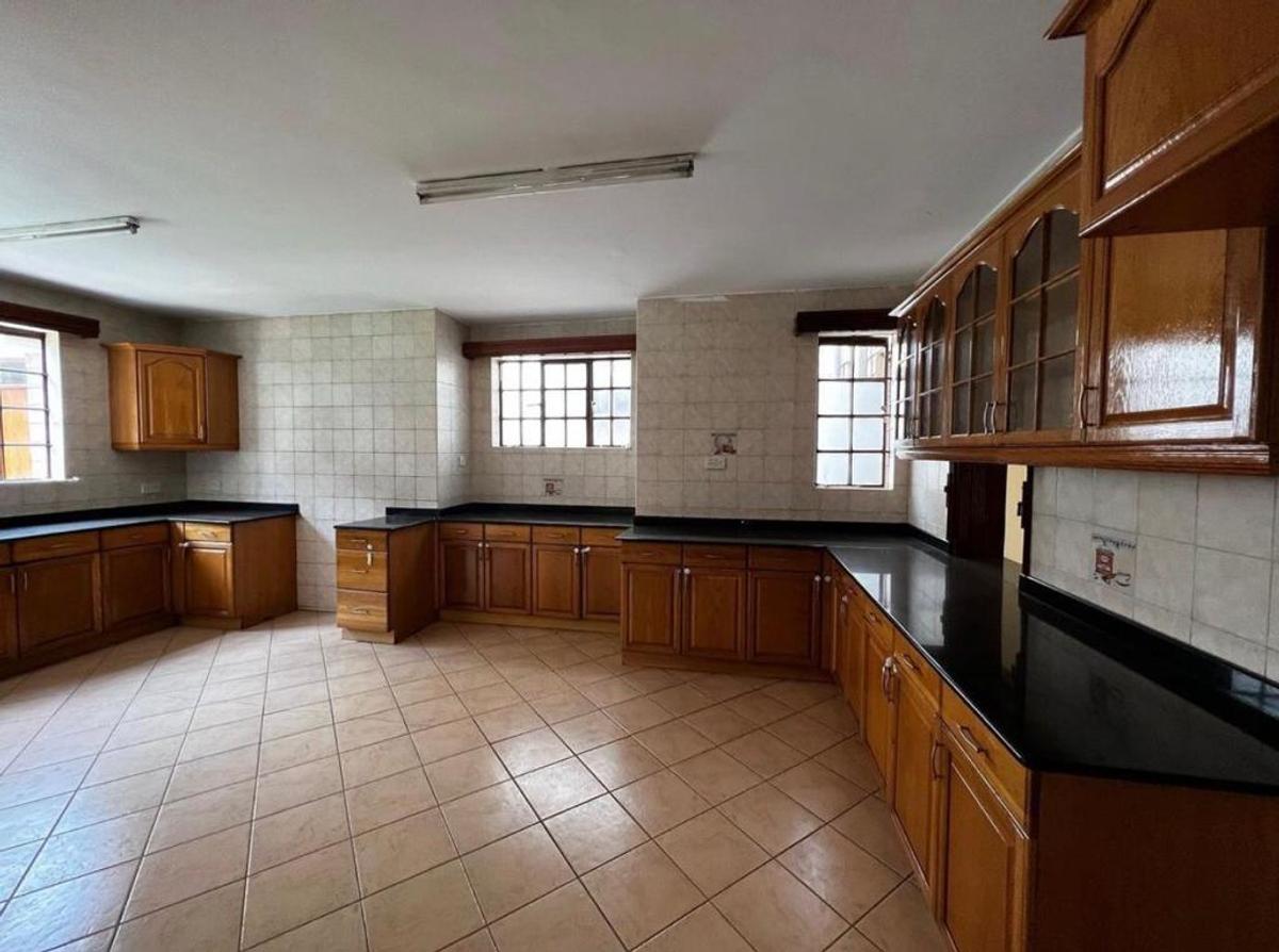 5 Bed Townhouse with En Suite in Lavington - 7