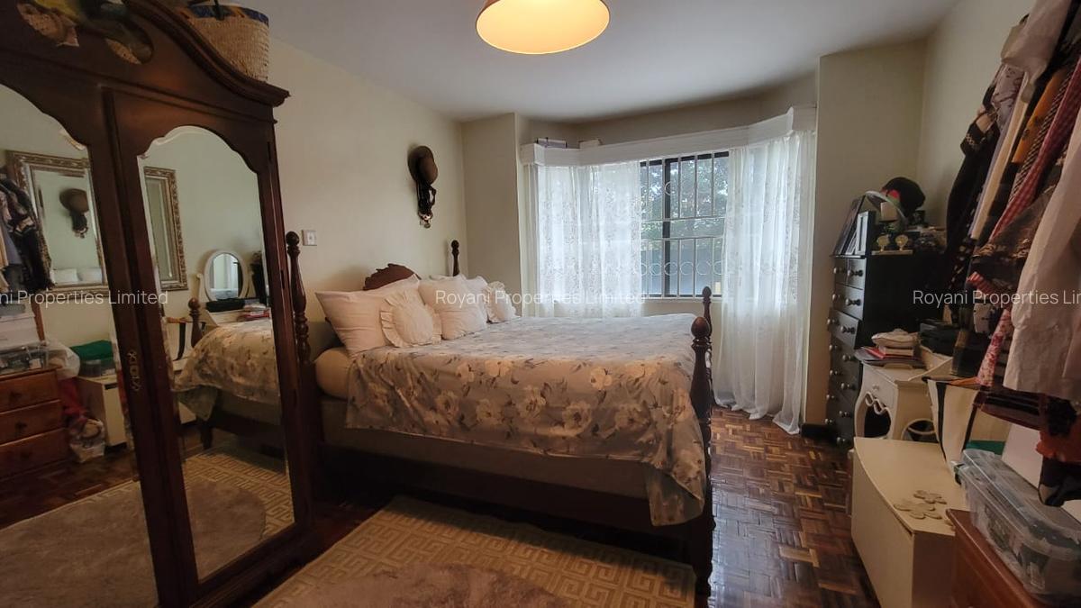 5 Bed House with En Suite in Lavington - 15